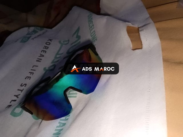 Vends lunettes de soleil colorées en très bon état